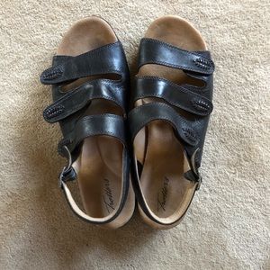 Trotters sandals black 3 straps Sz 10-10.5